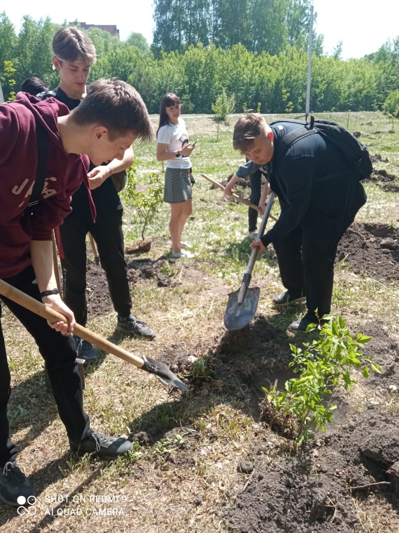 Вы сейчас просматриваете Волонтеры ОГТК внесли свой вклад в озеленение Осинниковского городского округа