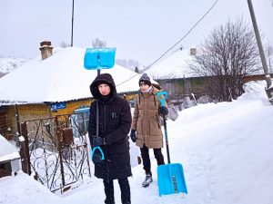 Read more about the article Волонтёры Осинниковского горнотехнического колледжа вновь помогли жителям города в борьбе со снегом.