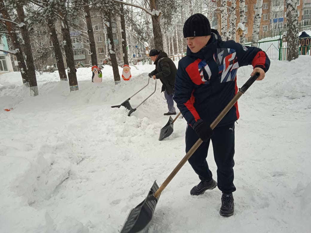 You are currently viewing Волонтеры отряда «Мы вместе» им М.В. Шанина оказали помощь в расчистке снега МБОУ «Детский сад № 39»