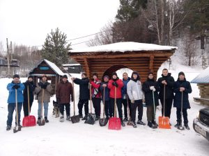 Подробнее о статье Уборка снега на территории родника волонтёрами ГПОУ ОГТК